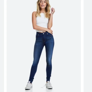 Jeans - Mörkblåa tighta jeans från bikbok. Hyfsat använda men supersköna. Nypris 600kr men säljer för 150 + frakt