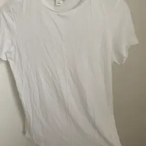 En t-shirt från Monki i storlek s, aldrig använd. Nypris 100kr, mitt pris 50kr + frakt