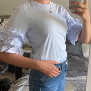 T-shirt med puffärmar - En supersnygg tröja som inte längre kmr till användning. Den är väl använd men det är inget som syns! Pris: 60kr+49kr frakt🧡