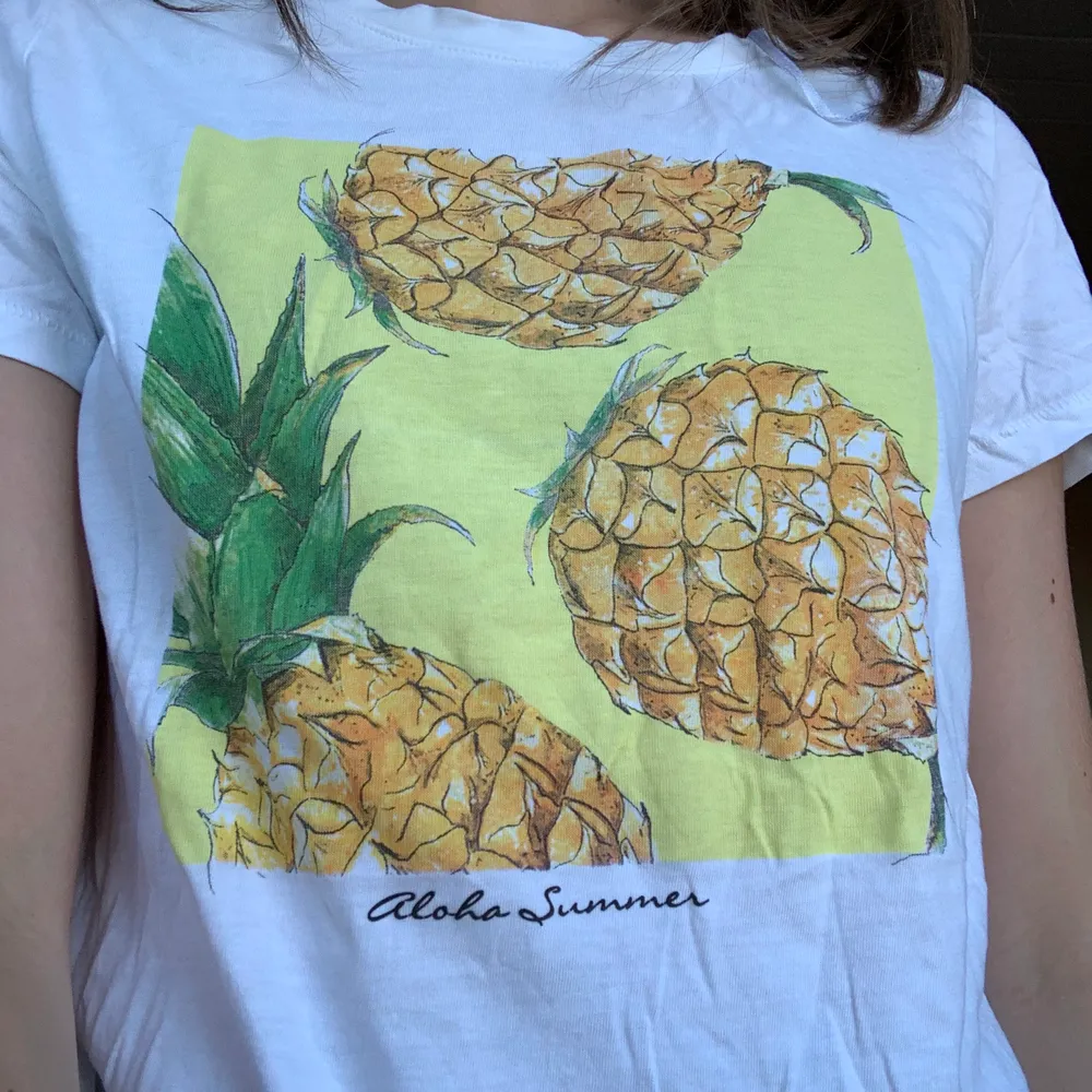 En fin ananas tröja från h&m. Använd några gånger. Frakt ingår i priset.. T-shirts.