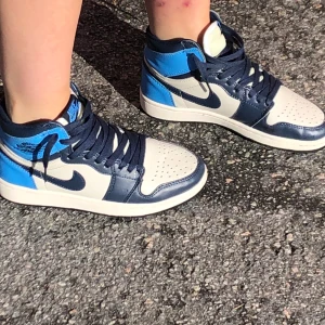 Jordan 1 Retro High Obsidian UNC (GS) - Säljer mina Obsidians i storlek 37,5! Använda ett fåtal gånger, ej creasade och i väldigt bra skick. Köpte för 5500 kr, men säljer för billigare eftersom StockX inte säljer vidare använda skor! Budgivning från 4000 kr. Möts upp i Stockholm eller fraktas! 
