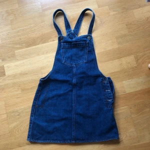 Supersöt hängsleklänning - Jeansklänning från topshop. Aldrig använt då den är för liten på mig som är s/m. Perfekt i sommar!!! Skulle uppskatta att den passar perfekt på en xs