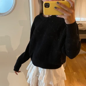 Ribbstickad tröja - Svart ribbstickad tröja med lite ballongärm från zara, lite nopprig