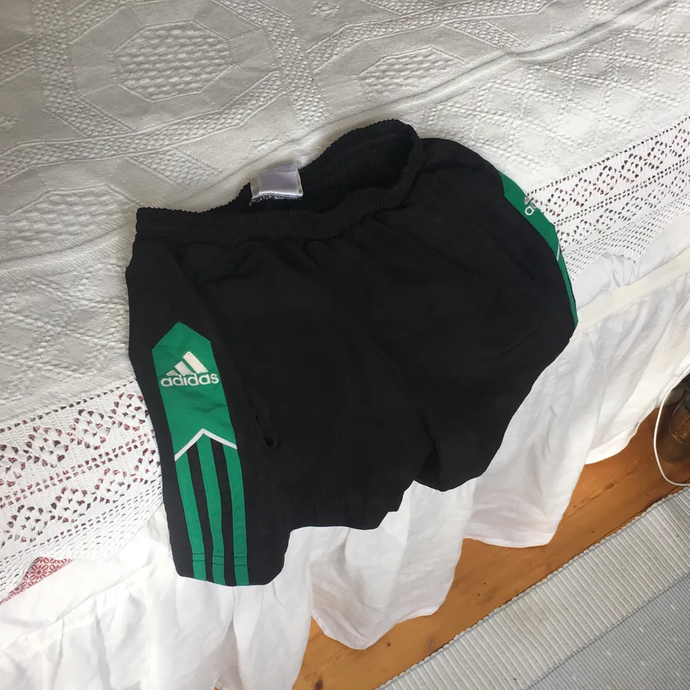 Säljer de här skitsnygga Adidas shortsen, köpte de hör på plick men de va tyvärr lite för små för mig:( priset är inkl. Frakt! Kan också mötas i Örebro.. Shorts.