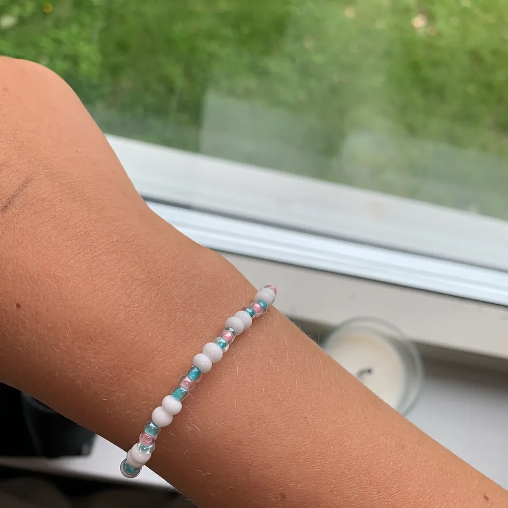 Ett jättefint armband gjort utav glaspärlor💕  40kr inklusive frakt, man kan välja design eller färger själv, gör också ringar och halsband❤️. Accessoarer.