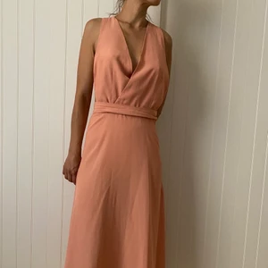 Open back dress from &Other Stories  - Pink dress from &Other Stories. The back stripes can be adjusted.