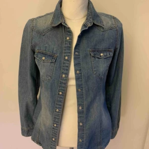  - Knappt använd jeansskjorta! 