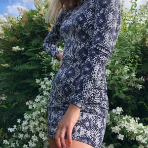 Fin klänning - Klänning med öppen rygg och lite polokrage.