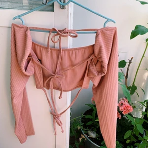 Pretty little thing - En tröja ifrån pretty little thing som är hur snygg som helst och öppen i ryggen!! Aldrig använd, endast testad. Men inte min smak riktigt. Mindre i storleken men lite stretch i. Det går att reglera hur hårt man vill att den sitter ✨☀️🌟