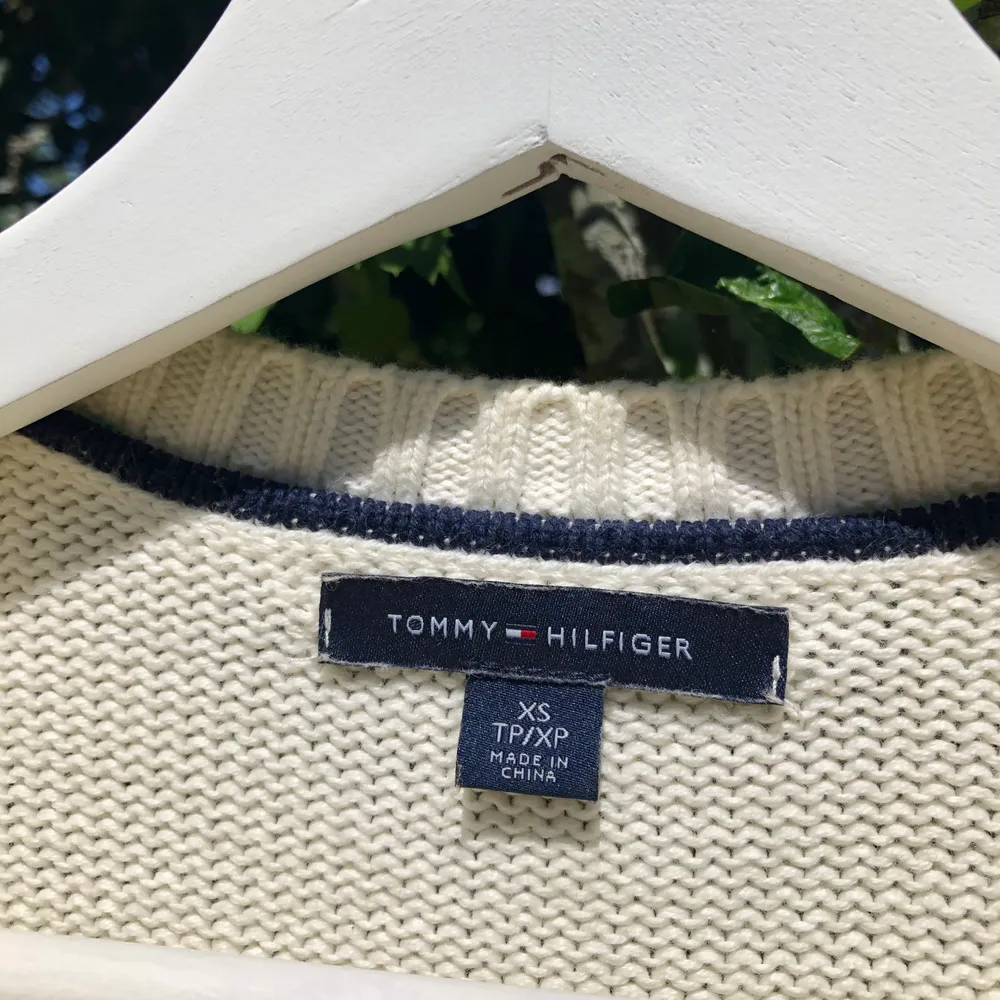 Vit äkta Tommy Hilfiger tröja i st. XS, använd fåtal gånger🤍 Säljer den för 130🤍 Frakt tillkommer. . Hoodies.