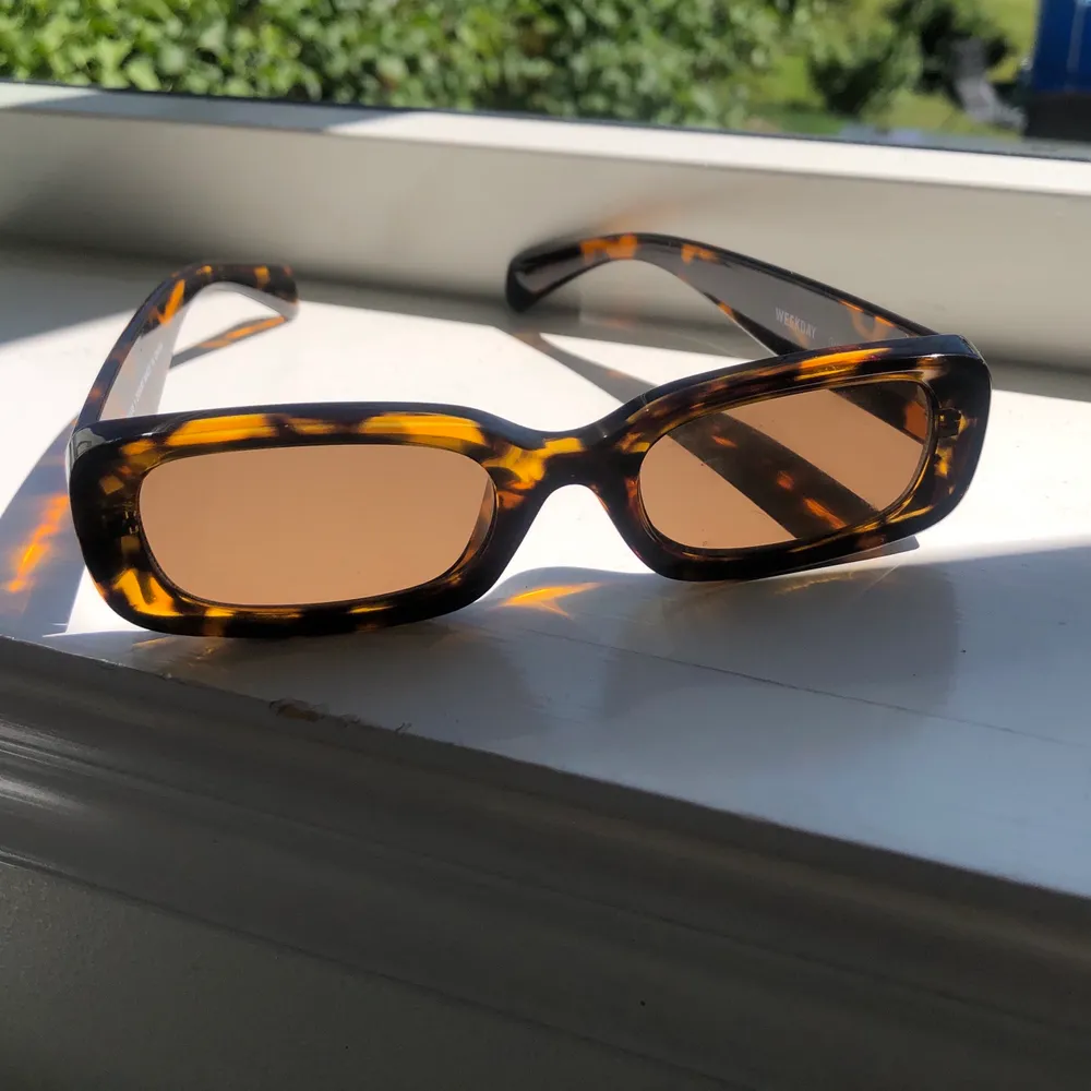 ett par jättefina solglasögon från weekday! köpta för typ en månad sen och är knappt använda🥰. Accessoarer.