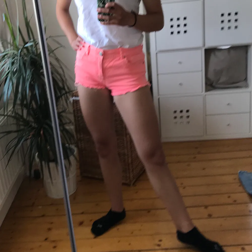 Superfina rosa jeansshorts. Står ingen storlek men skulle säga typ XS/S. Fråga mig om ni undrar något. Gratis frakt! . Shorts.