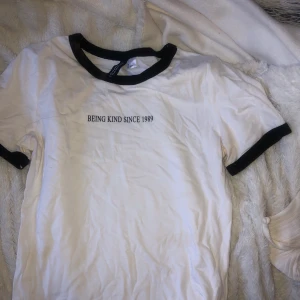 T - shirt  - En vit t shirt i storlek XS från h&m.