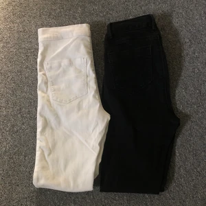 Jeans - De vita jeansen är från Hm i strl 140. De svarta är från Cubus i strl 146, texten där modell och storlek står är tyvärr borta❣️70kr för de vita, 50kr för de svarta, 100kr om du köper båda. Frakt tillkommer🥰Skriv för mer info