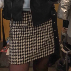  - En mönstrad kjol från hm