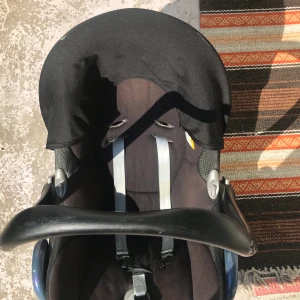 Bilbarnstol Maxi Cosi - Knappt använt och är i gott skick! (Har ett litet vitt märke på ovansidan) Kan använda bilbältet för att sätta fast den 😊  Finns i solna kan mötas upp! Kan även fraktas (köparen står för frakt)