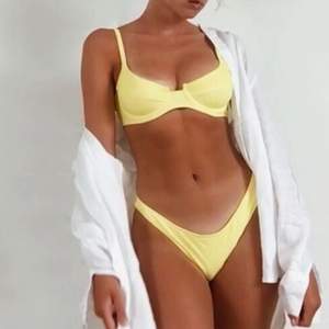 Jätte snygg gul ribbad bikini från zara nästan alldrig använd! Vet inte om jag vill sälja men hör av dig om du är interesserad Startpris:250kr
