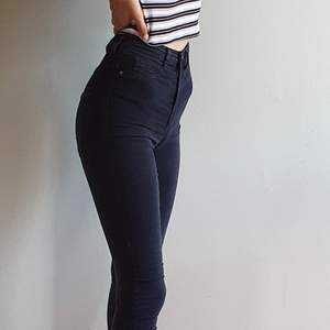 Svarta jeans i modellen Molly från Gina Tricot. Storlek XS. Kan mötas upp i Uppsala/Stockholm, alternativt skicka mot fraktkostnad.💜