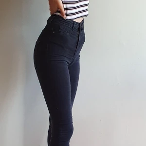 Gina Tricot, Molly high waist jeans - Svarta jeans i modellen Molly från Gina Tricot. Storlek XS. Kan mötas upp i Uppsala/Stockholm, alternativt skicka mot fraktkostnad.💜