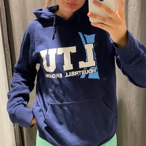 Blå hoodie  -  Storlek: L  Pris: 180kr  Frakt: 66kr Hör av dig om du är intresserad💖💖