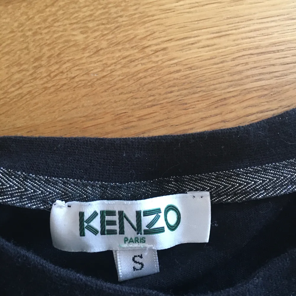 Säljer 1:1 kopia från ”kenzo” i storlek s.Den är stretchig så skulle passa xs-m beroende på hur man vill att den ska sitta.Köpt för 500.3 månader gammal.Buda från 50!!Frakt står köparen för🧚🏽. T-shirts.