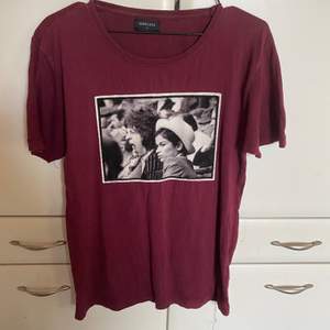 Fin T-shirt från limitato, blivit nopprig därför ett mycket bra pris! Köpt för 1300 