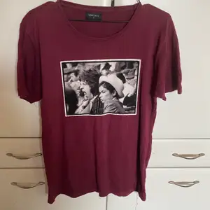 Fin T-shirt från limitato, blivit nopprig därför ett mycket bra pris! Köpt för 1300 