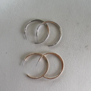 Örhängen - 3 par örhängen , 2 ring örhängen i silver och guld och 1 par diamant (fake) alla är nya och passar bra till alla klädstilar