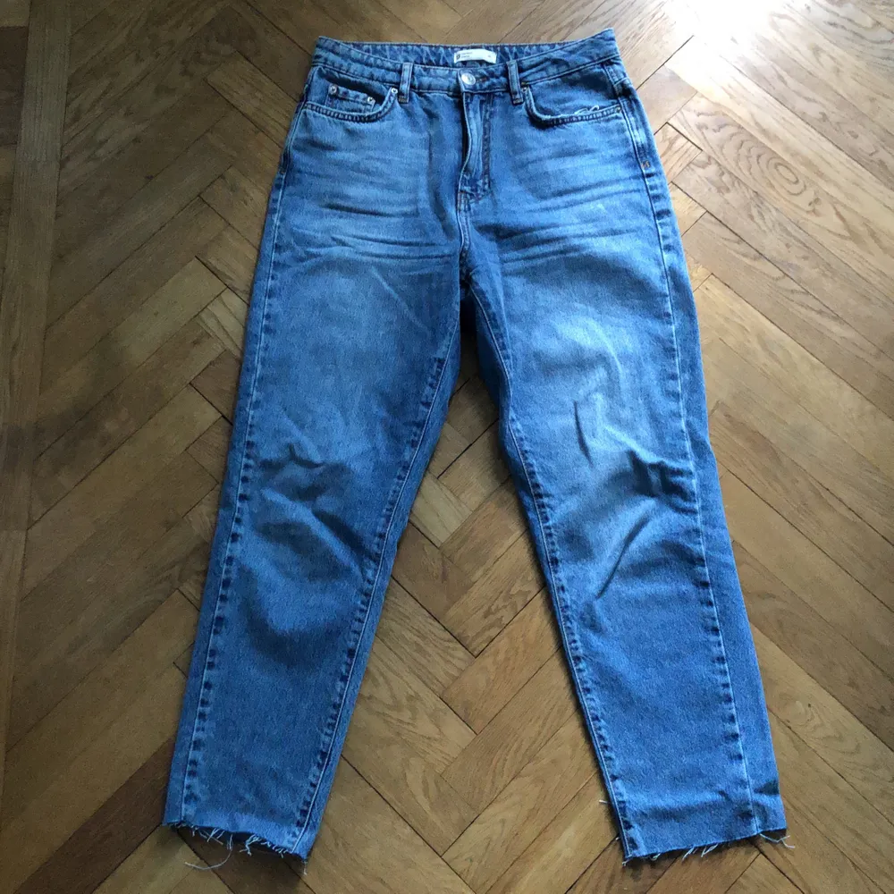 Ljusa jeans från Gina Tricot i strl 34. Avklippta av mig till ankellängd. Jag är 161cm. Säljs pga för små. Köparen står för frakten. . Jeans & Byxor.