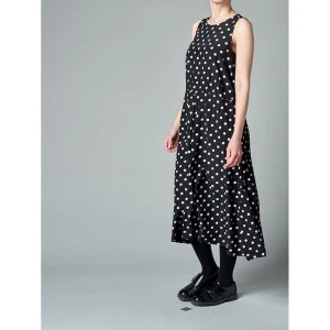 Prickig långklänning - En långklänning med avskuren midja, lite veckad och häll mitt fram för midjeband. 58% acetat 42 % rayon. Klarar handtvätt 30C. 