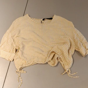 Gul och vitrandig blus - Superfin tunn croppad blus från Zara. Passar XS-S då den är väldigt luftig. Sparsamt använd så bra skick, sorry for skrynklet på bilderna! Kan mötas upp i Stockholm, annars delar vi på frakten✨