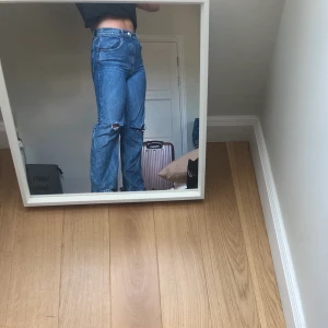 vida zara jeans  - säljer dessa snygga jeans från zara i en blå spräcklig färg i storleken 38( dem passar väldigt bra mig som är 167 cm)💕hålen har jag klippt själv.  kan mötas upp men fraktar gärna