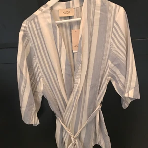 Kimono/ Blus  - Oanvänd Kimono, tagg kvar