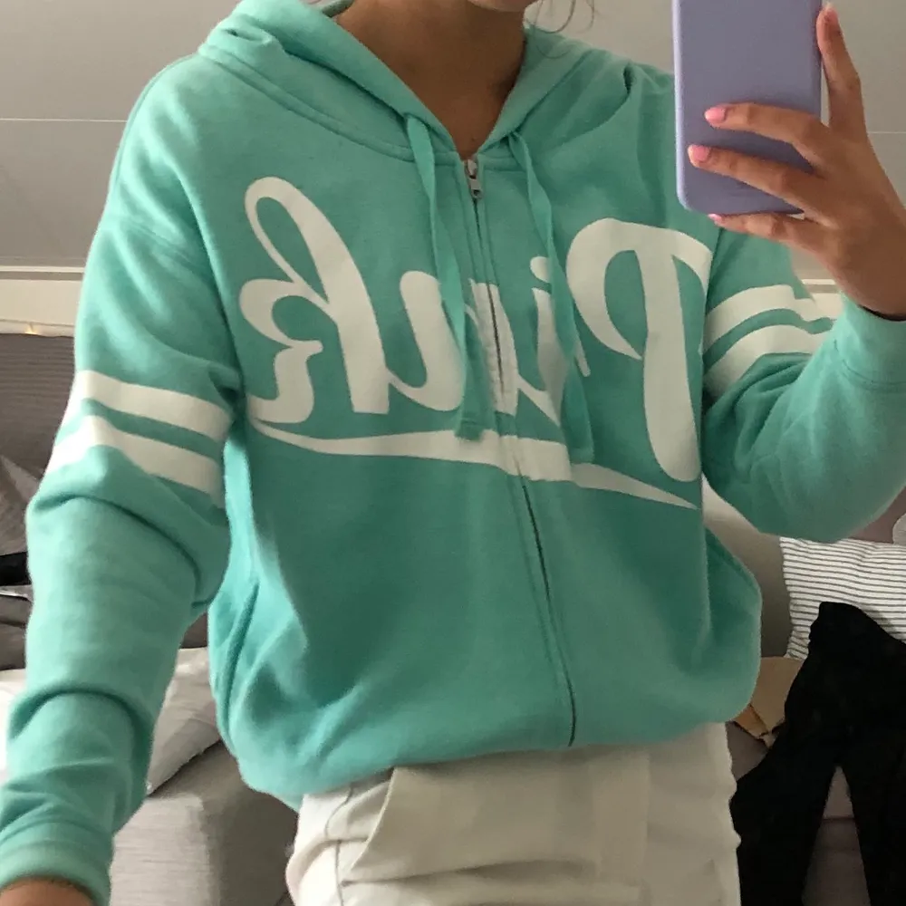 Säljer denna supersöta hoodie från Victoria’s Secret Pink! Den är i jättebra skick. Passa på!!💕 Bud från 300kr + frakt!💕. Hoodies.