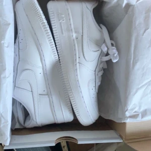 nike air force  - säljer dessa snygga nikes!! köpte dessa i mars men har knappt kommit till användning, max fyra gånger. inga fel eller slitningar på dessa.  frakten ingår 