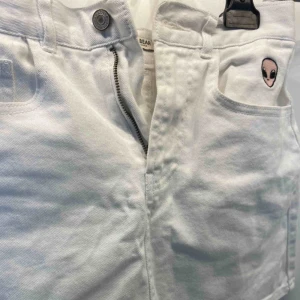 - Vit kjol från pull&bear, frakt: 30kr