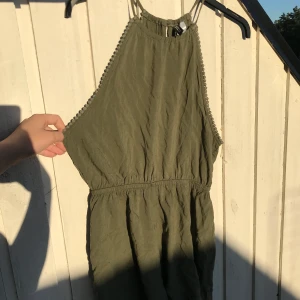 Jumpsuit storlek 38 - Jag säljer denna eftersom jag vuxit ur den, kan mötas upp i Stockholm annars står köparen för frakten