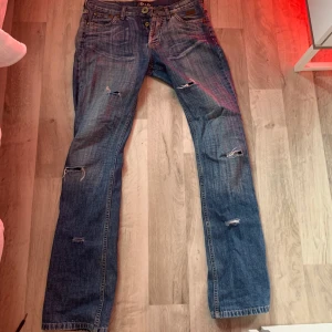 Dolce gabbana jeans - Skit snygga lågmidjade bootcut jeans från dolce gabbana!! Vet ej om de e äkta därav priset. Passar mig som har 26/27
