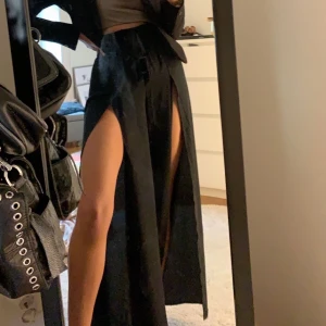 Svarta Byxor med slits - Fler bilder tillkommer, köpt för 299/399? Använd 2 gånger 