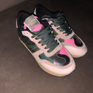 Valentino sneakers  - Storlek 36, passar en 36/37. Replika 