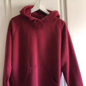 Röd hoddie  - En skön hoddie från bikbok, inga fläckar eller märken och har bara använts ett par gånger 