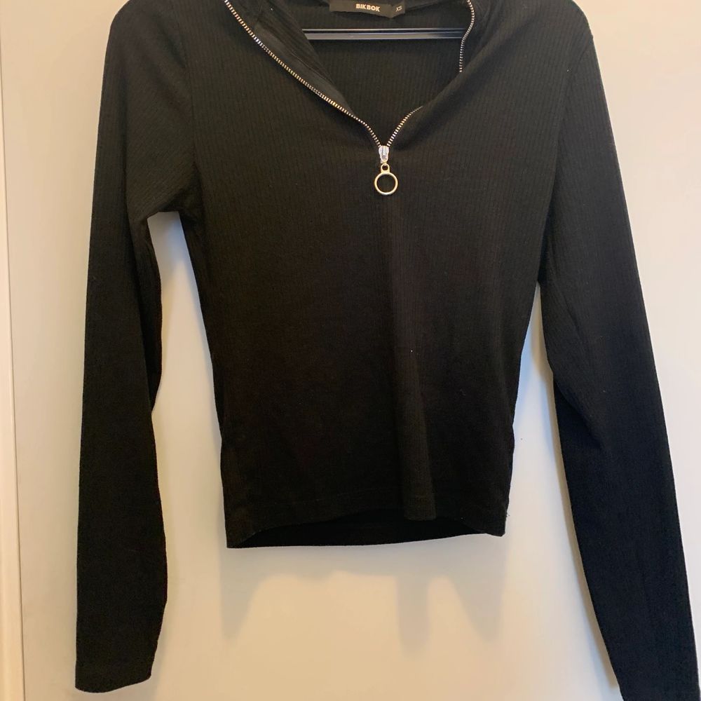 Säljer nu denna sköna fina svarta tröja med dragkedja från bikbok i storlek xs. Knappt använd. För frågor eller funderingar så är de bara att skriva. Köparen står för frakt💓. Tröjor & Koftor.