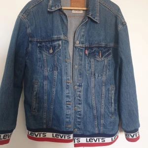 Levis jacka  - Översize modell , knappt använd .Köpt för 1600kr.