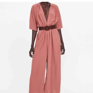 Byxdress jumpsuit Zara - Så snygg byxdress jumpsuit från Zara. Fladdrig o härlig o perfekt nu i sommar. Bältet ingår ej. Strl 36 Som ny. Nypris 549:-