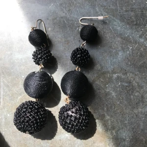 Vackra bärliknande svarta örhängen - Svarta björnbärsliknande örhängen, så fina till fest och vardag 🍋
