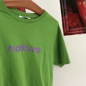 grön t-skirt  - fet avklippt oversized t-shirt🌳🌲🌵 står nature på älskade den här så mkt förra året men använder inte länge:( 