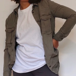 🤑🤑🤑 - Militärgrön skjorta från H&M! Passar storlek 36-38! Frakt på 59 eller mötas upp i Malmö 🤝