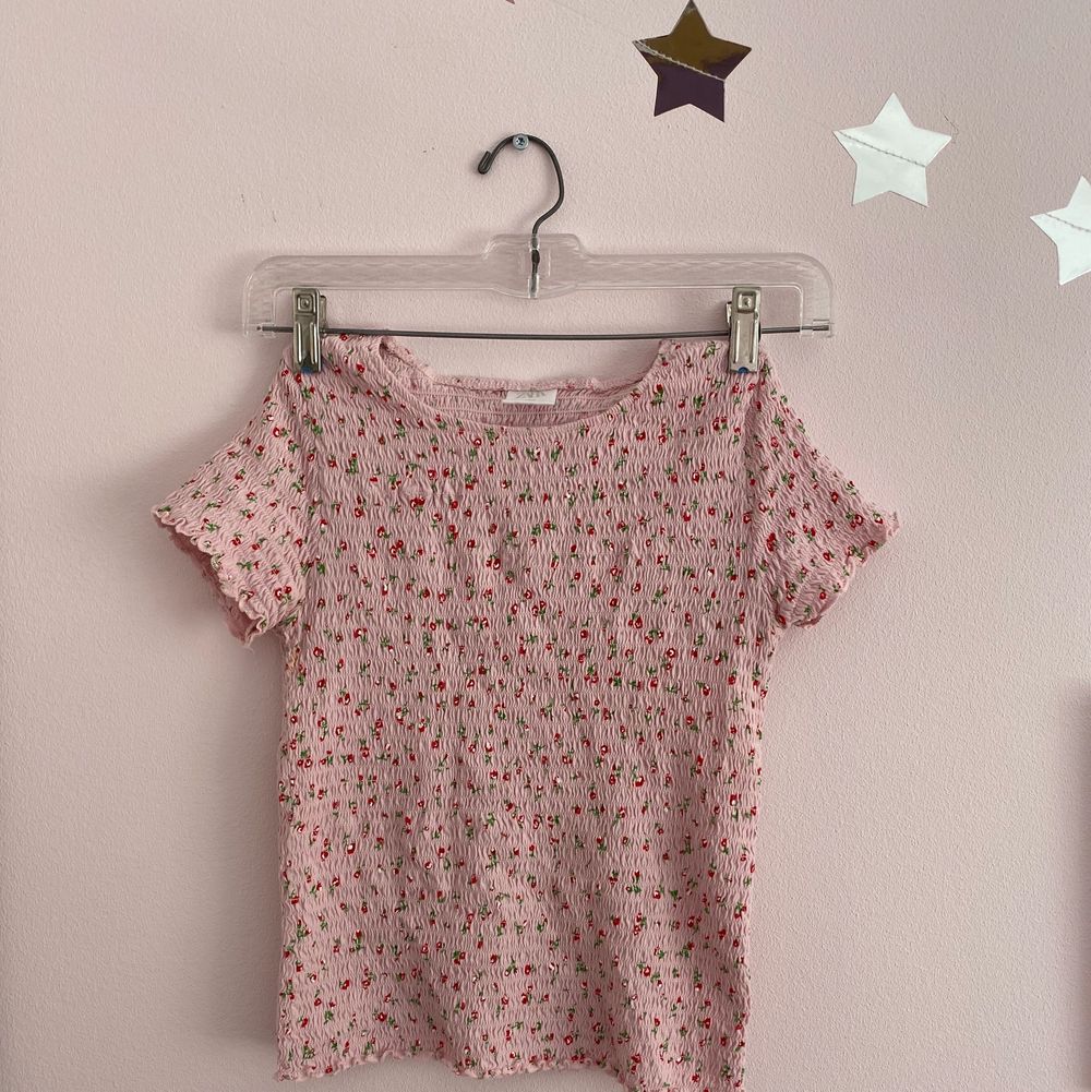 This top is a very aesthetic cute baby pink stretchy top. It is an XS but I’m a S and it fits me well. If you are interested contact me. This top works supper well with shorts, jeans, or even a black skirt. . Toppar.