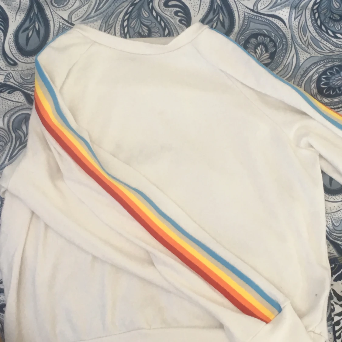 långärmad tröja med regnbågsarmar - 91