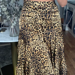 Satinkjol BIKBOK - Superfin leokjol i satinmaterial. Lite kortare i fram och längre i bak. Medföljande band som man kan knyta i midjan. Använd en gång. + frakt 59kr